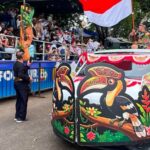 Kendaraan bermotif burung enggang kalimantan berada di jalanan kota neiva kolombia